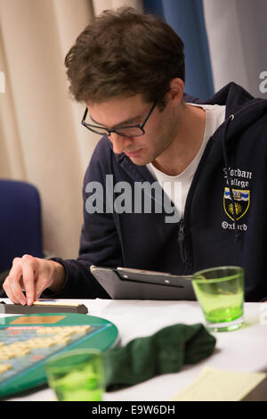 Holiday Inn, Milton Keynes, UK. 2. Nov, wird 2014.Chris Mai den UK National Scrabble Champion 2014 gekrönt. Die Spiele wurden in 2 Tagen und 17 Rennen ausgetragen. Bildnachweis: Chris Yates/Alamy Live-Nachrichten Stockfoto