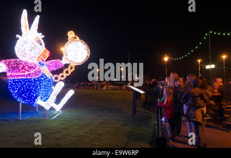 Sunderland UK, 2. November 2014, zog die letzte Nacht der Sunderland Illuminationen eine große Menge von Zuschauern zu Alice im Wunderland Thema Anzeige im Roker Park. (c) Washington Imaging/Alamy Live-Nachrichten Stockfoto