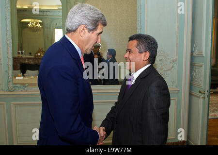 US-Außenminister John Kerry schüttelt Hände mit libyschen Außenminister Mohamed al-Dairi am 14. Oktober 2014, bevor ein bilaterales Treffen bei der US-Botschafters in Paris, Frankreich. Stockfoto