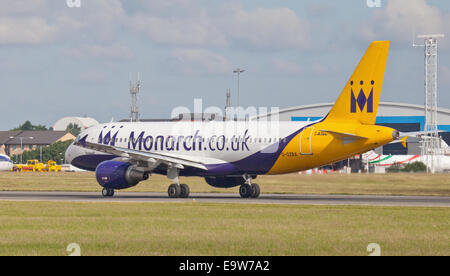 Monarch Airways Airbus A320 G-OZBX vom Flughafen London-Luton LTN Stockfoto