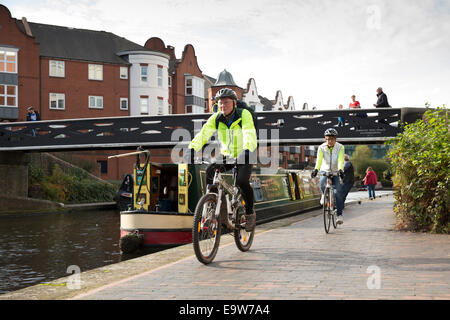 Radfahrer auf dem Treidelpfad des Birmingham alten Linie Kanals in Brindleyplace, Birmingham City Centre Stockfoto