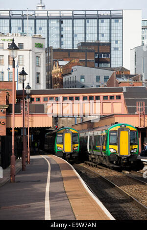 Eisenbahnen auf der Durchreise Moor Street Station mit dem Hintergrund des Birmingham hinter Stockfoto