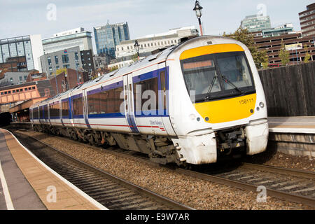 Ein Chiltern Eisenbahn Zug Moor Street Station im Hintergrund durchläuft ist Birmingham City Centre Stockfoto