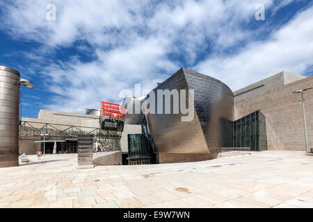Guggenheim-Museum Bilbao Haupteingang. Von kanadisch-amerikanischen Architekten Frank Gehry entworfen, Stockfoto