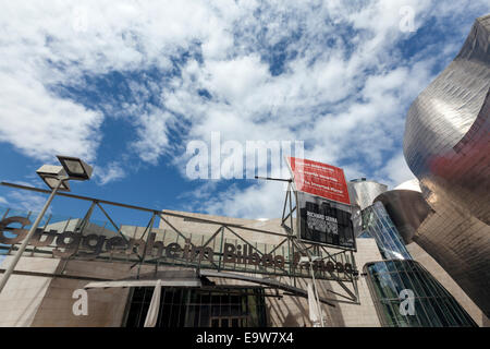 Guggenheim-Museum Bilbao Haupteingang. Von kanadisch-amerikanischen Architekten Frank Gehry entworfen, Stockfoto