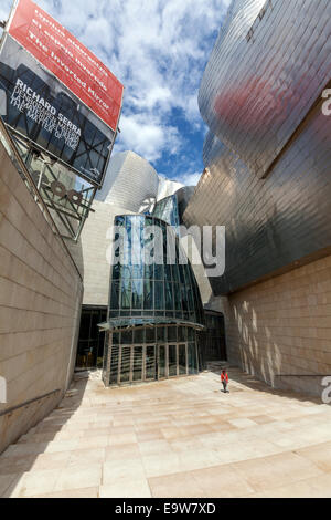 Guggenheim-Museum Bilbao Haupteingang. Von kanadisch-amerikanischen Architekten Frank Gehry entworfen, Stockfoto