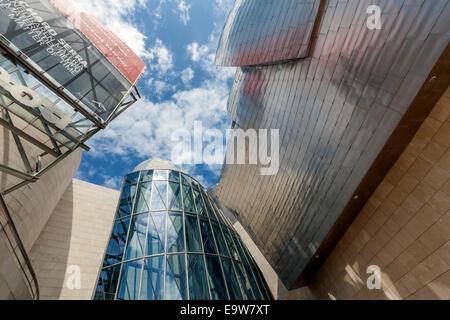 Guggenheim-Museum Bilbao Haupteingang. Von kanadisch-amerikanischen Architekten Frank Gehry entworfen, Stockfoto