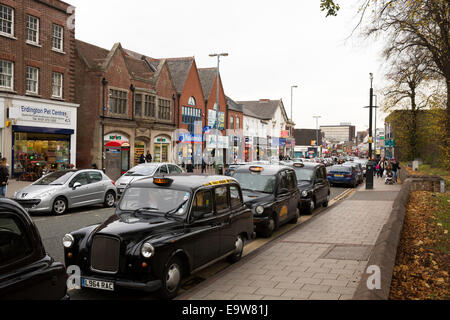 Der Blick entlang einer belebten Erdington High Street in der Nähe von Birmingham. Das Gebiet ist für die Entwicklung im Jahr 2015 geplant. Stockfoto