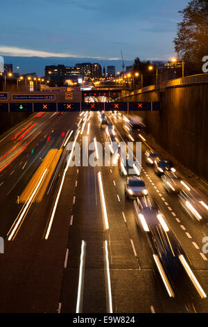 Die A38(M), auch bekannt als der Aston Expressway, genommen in der Abenddämmerung, da Verkehr Birmingham verlässt. Blick in Richtung Stadtzentrum. Stockfoto