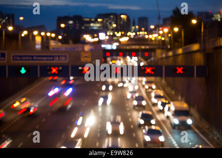 Die A38(M), auch bekannt als der Aston Expressway, genommen in der Abenddämmerung, da Verkehr Birmingham verlässt. Blick in Richtung Stadtzentrum. Stockfoto