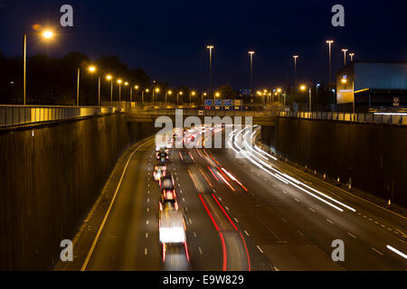 Die A38(M), auch bekannt als der Aston Expressway, genommen in der Abenddämmerung, da Verkehr Birmingham verlässt. Blick in Richtung Erdington. Stockfoto