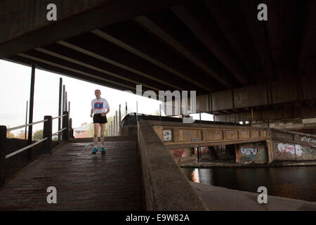 Der Blick unter der Autobahn M6 in der Nähe von Birmingham bezeichnet "Spaghetti Junction", die die Fahrbahn angehoben über den Kanal sieht Stockfoto