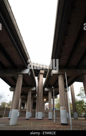 Der Blick unter der Autobahn M6 in der Nähe von Birmingham bezeichnet "Spaghetti Junction", die die Fahrbahn angehoben über den Kanal sieht Stockfoto