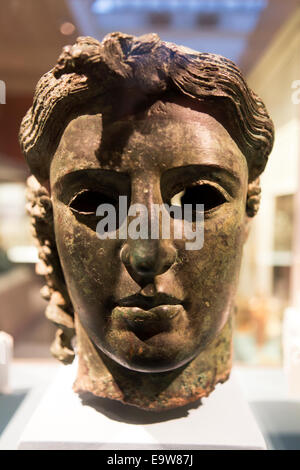 Das Chatsworth Head-Teil einer griechischen Statue des Apollo von 460 v. Chr. gefunden in der Nähe von Tamassos, Zypern (AD 1836) jetzt im British Museum, London, UK. Stockfoto