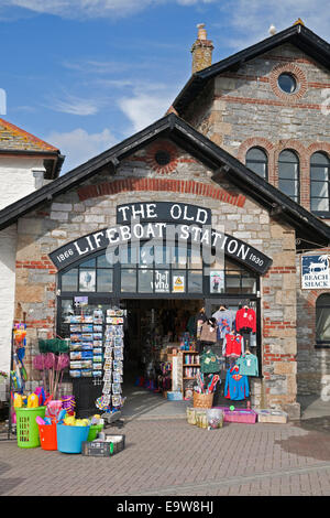 Die alte Rettungsstation dient heute als ein Souvenir-Shop in Looe, Cornwall Stockfoto