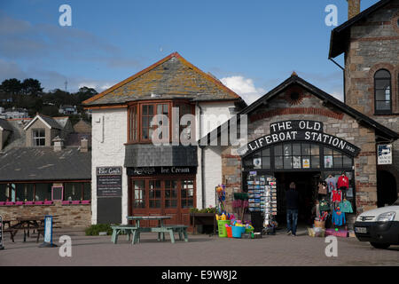 Die alte Rettungsstation dient heute als ein Souvenir-Shop in Looe, Cornwall Stockfoto