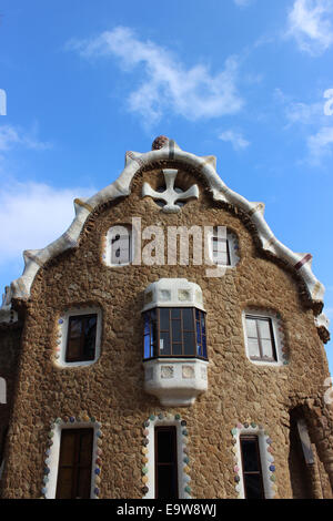 Eines der Häuser im Park Güell, der Park, der von Antoni Gaudi in Barcelona, Katalonien, Spanien ausgelegt ist Stockfoto