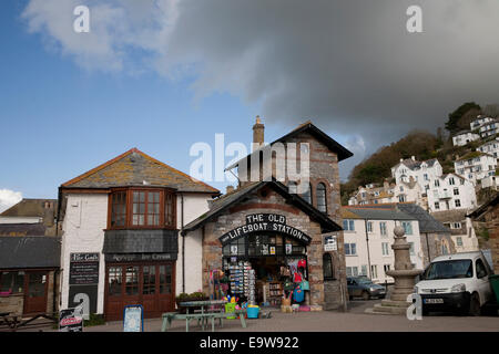 Die alte Rettungsstation unter einer schwarzen Wolke in Looe, Cornwall Stockfoto