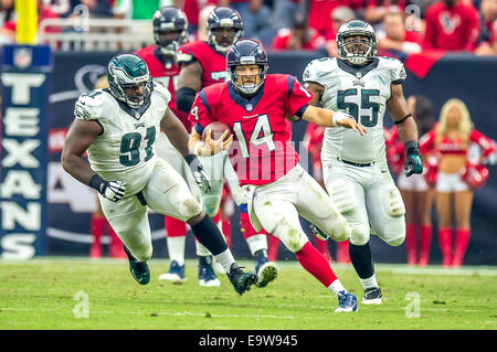 Houston, Texas, USA. 2. November 2014. Houston Texans quarterback in der NFL Saison Fußballspiel zwischen den Philadelphia Eagles und die Houston Texans NRG-Stadion in Houston, TX Ryan Fitzpatrick (14) läuft für ein First Down. Adler schlagen die Texaner 31-21 Stockfoto