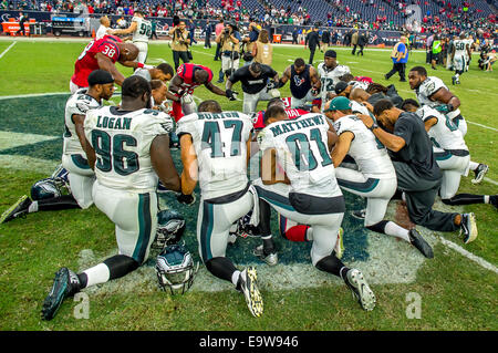 Houston, Texas, USA. 2. November 2014. Post-Spiel Andacht von Eagles ein Texaner während die NFL Saison Fußball-Spiel zwischen den Philadelphia Eagles und die Houston Texans NRG-Stadion in Houston, TX. Adler schlagen die Texaner 31-21 Stockfoto