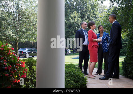 Präsident Barack Obama spricht mit Ben Rhodes, stellvertretender nationaler Sicherheitsberater für strategische Kommunikation, Senior Advisor Valerie Jarrett und National Security Advisor Susan E. Rice außerhalb des Oval Office bei der Ankunft von der U.S.-Africa Business Foru Stockfoto