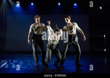 Generalprobe für das English National Ballet Schaufenster "Choreographics" im Barbican, London. Stockfoto