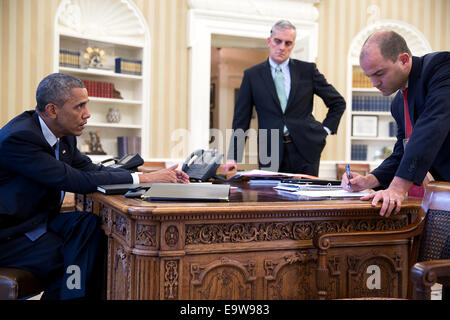 Präsident Barack Obama trifft sich mit Stabschef Denis McDonough und Ben Rhodes, stellvertretender nationaler Sicherheitsberater für strategische Investitionen Stockfoto