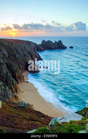 Treen Klippen und Pednvounder Strand bei Sonnenaufgang, Cornwall, UK Stockfoto