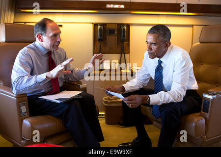 Präsident Barack Obama spricht mit Veterans Affairs Secretary Robert McDonald an Bord der Air Force One auf dem Flug nach Charlotte, N.C., 96. National Convention der American Legion, 26. August 2014 anzusprechen. PH Stockfoto