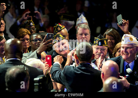 Präsident Barack Obama begrüßt das Publikum, nachdem er Bemerkungen während der American Legion 96. National Convention im Charlotte Convention Center in Charlotte, NC, 26. August 2014 liefert. Stockfoto