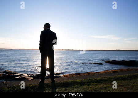 Präsident Barack Obama den Blick über das Wasser nach der Ankunft an Bord der Marine One bei der Landezone Brenton Point in Newport, RI, 29. August 2014. PH Stockfoto