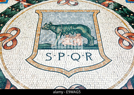 Eines der Mosaiken auf dem Boden der Vittorio Emanuele Galerie in Mailand, Rom (die Wölfin Romulus und Remus) vertreten. Stockfoto