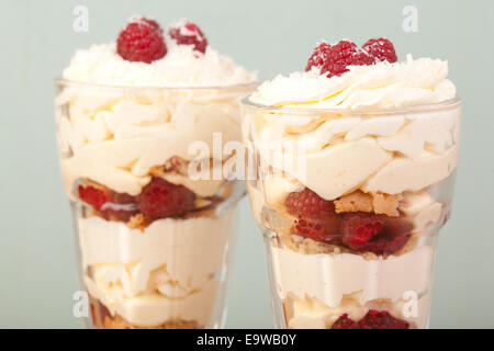 Zitrone, Himbeere und Kokosnuss Knickerbocker Glory hautnah Stockfoto