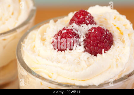 Nahaufnahme der Wüste mit Himbeeren, Sahne und Kokosnuss Stockfoto