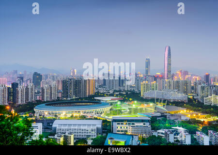 Shenzhen, China Skyline der Stadt in der Dämmerung. Stockfoto