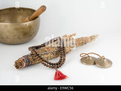 Handgefertigte Klangschale mit klingelnden Stick, Gebet, Perlen, Meditation Glocken und smudge Stick. Stockfoto