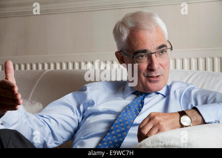 Alistair Darling, in einem Interview, in dem er seine Absicht verkündete, als Abgeordneter an der folgenden allgemeinen Wahl zurücktreten. Stockfoto