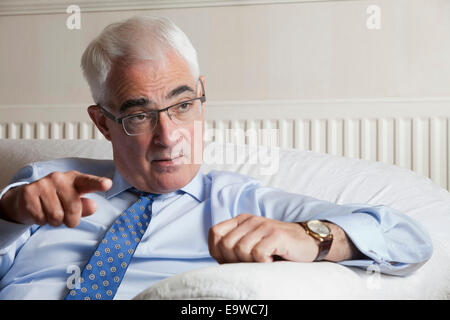 Alistair Darling, in einem Interview, in dem er seine Absicht verkündete, als Abgeordneter an der folgenden allgemeinen Wahl zurücktreten. Stockfoto