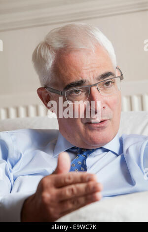 Alistair Darling, in einem Interview, in dem er seine Absicht verkündete, als Abgeordneter an der folgenden allgemeinen Wahl zurücktreten. Stockfoto