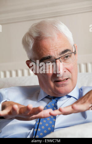 Alistair Darling, in einem Interview, in dem er seine Absicht verkündete, als Abgeordneter an der folgenden allgemeinen Wahl zurücktreten. Stockfoto