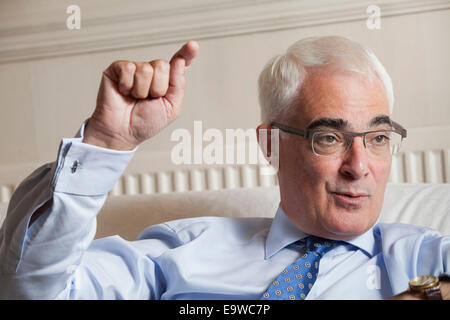 Alistair Darling, in einem Interview, in dem er seine Absicht verkündete, als Abgeordneter an der folgenden allgemeinen Wahl zurücktreten. Stockfoto