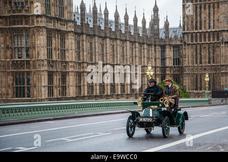 London, UK. 2. November 2014. Paul Hollywood, kreuzt Starkoch aus der Great British Bake Off Westminster Bridge während des Bonhams London to Brighton Veteran Car Run. Bildnachweis: Pete Maclaine/Alamy Live-Nachrichten Stockfoto