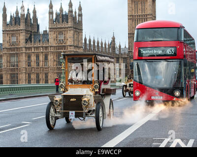 London, UK. 2. November 2014. Motor Oldtimer Rennen quer durch Westminster Bridge während des Bonhams London to Brighton Veteran Car Run. Bildnachweis: Pete Maclaine/Alamy Live-Nachrichten Stockfoto