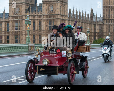 London, UK. 2. November 2014. Motor Oldtimer Rennen quer durch Westminster Bridge während des Bonhams London to Brighton Veteran Car Run. Bildnachweis: Pete Maclaine/Alamy Live-Nachrichten Stockfoto