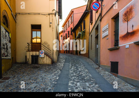 Stetige Werke gemalt an der Wand der Häuser in den mittelalterlichen kleinen Dorf Dozza in der Nähe von Bologna in Emilia Romagna, Italien Stockfoto