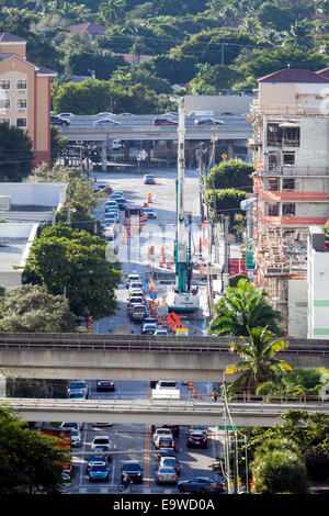 Metrorail und Metromover erhöhte Tracks, Verkehr und Straßenbau auf Korallen Weg in der Innenstadt von Brickell, Miami, Florida USA. Stockfoto