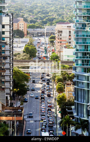 Metrorail und Metromover erhöhte Tracks, Verkehr und Straßenbau auf Korallen Weg in der Innenstadt von Brickell, Miami, Florida USA. Stockfoto