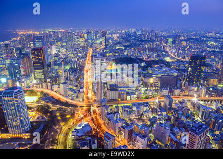 Tokyo, Japan Stadtbild in der Abenddämmerung über dem Autobahnkreuz. Stockfoto