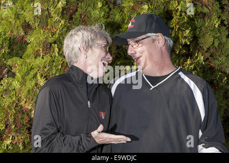 Ein reifer Mann und Reife Frau stehen draußen vor einem Baum. Stockfoto