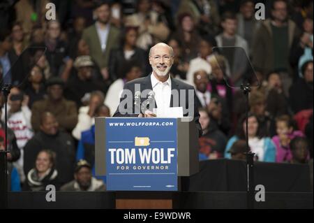 Philadelphia, Pennsylvania, USA. 2. November 2014. TOM WOLF, Kandidat für Gouverneur von Pennsylvania führt Präsident Obama im Liacouras Center an der Temple University. Bildnachweis: Ricky Fitchett/ZUMA Draht/Alamy Live-Nachrichten Stockfoto